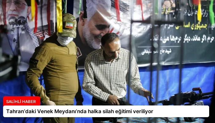 Tahran’daki Venek Meydanı’nda halka silah eğitimi veriliyor